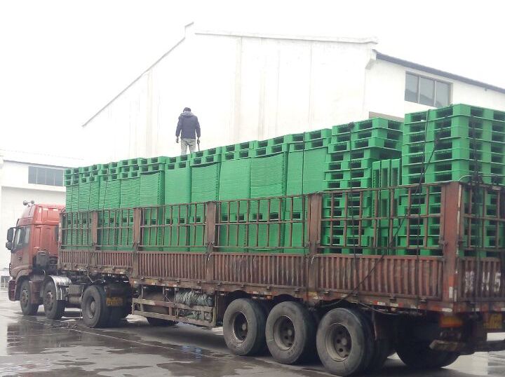 冒雨裝車(chē)，綠色托盤(pán)墊板裝車(chē)發(fā)走